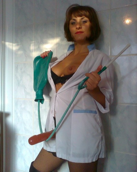 Вульгарные леди на работе и дома соблазняют сладкими голыми кисками 2 фотка