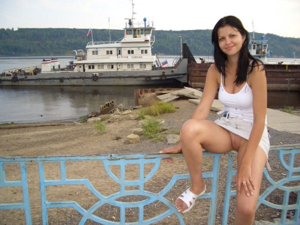 Озабоченные девки раздвигают ножки и показывают красивые пилотки 10 фотка