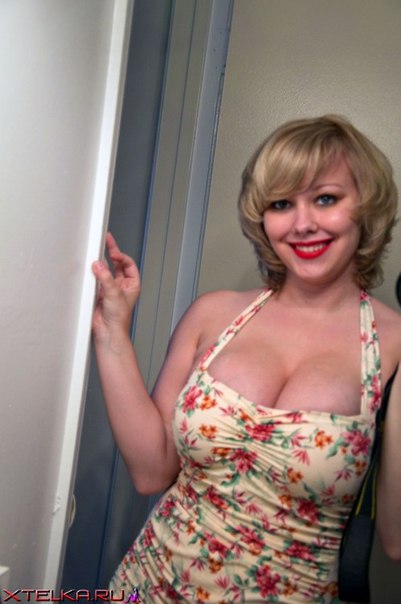 Красивые женщины с большими сиськами смущённо оголяются и возбуждаются 7 фотка