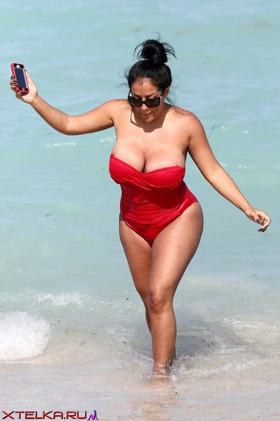 Красивые женщины с большими сиськами смущённо оголяются и возбуждаются 24 фотка