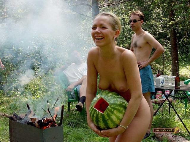 Обворожительные цыпочки на улице и дома выглядят очень сексуально 21 фотка