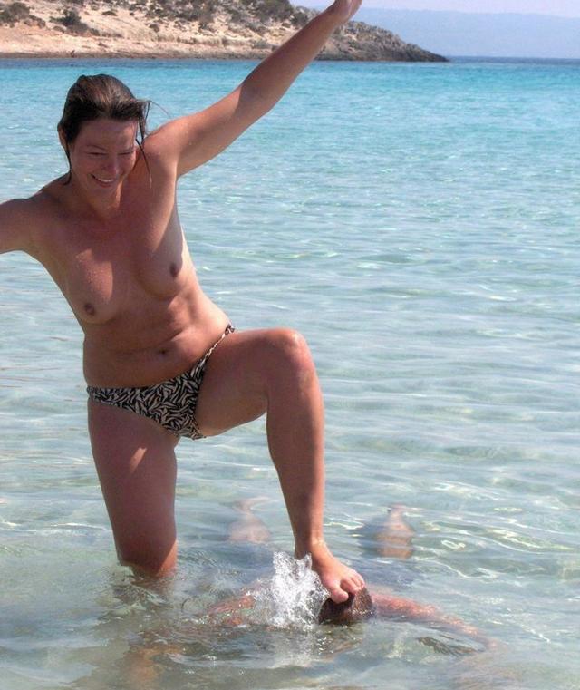 Крымские блудницы трахаются голыми на пляжах без комплексов 3 фотка