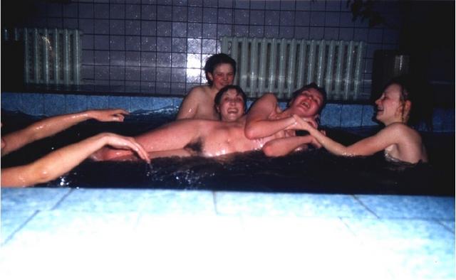 Голые молодые брюнетки хотят быть трахнутыми в домашних условиях 17 фотка