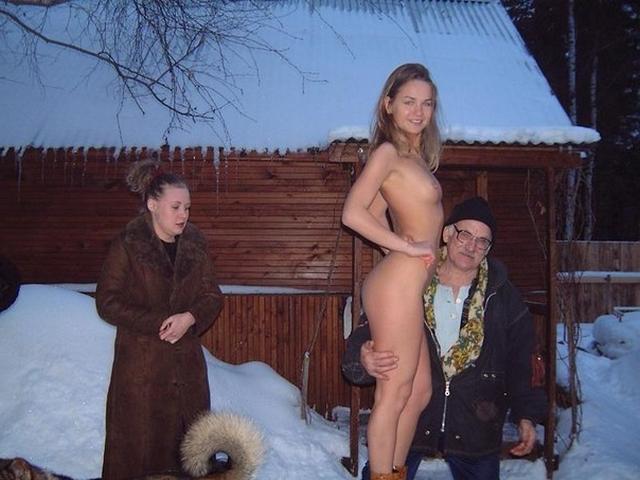 Деревенские простушки развлекаются голышом во дворе 17 фотка