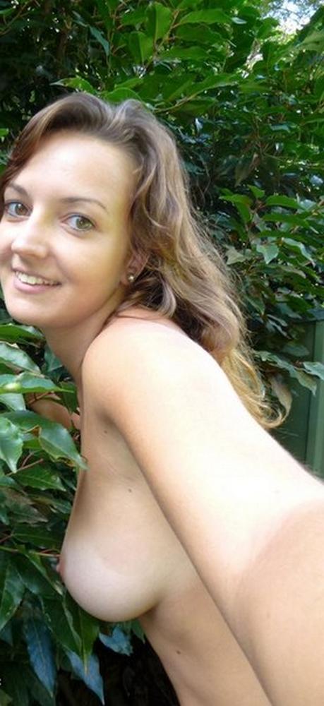 Деревенские простушки развлекаются голышом во дворе 27 фотка