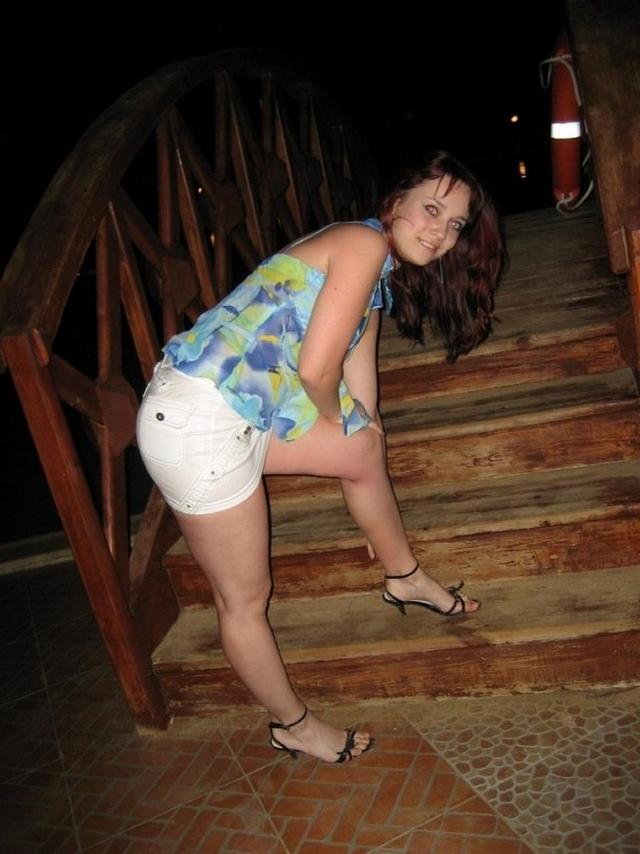 Красивая девушка завораживает своими трусиками и чулками 14 фотка