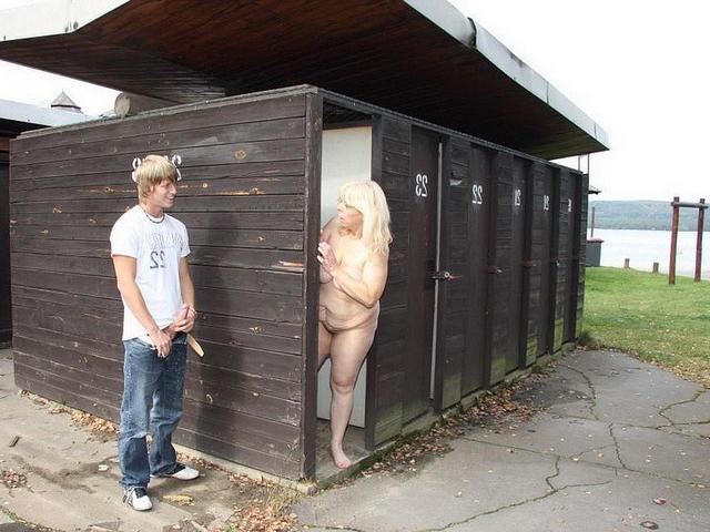 Вуайерист трахнул зрелую толстую блондинку возле раздевалки 3 фотка