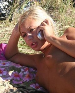 Яркая блондинка в лесу манит своей голой киской