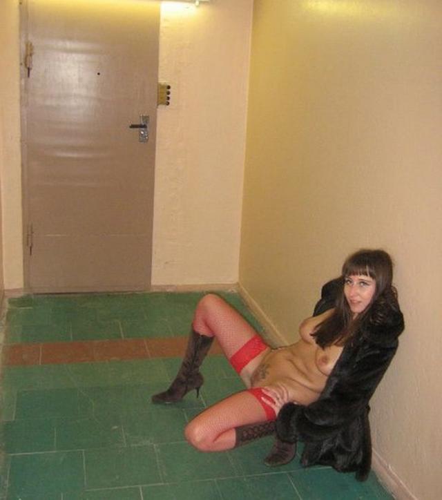 Распутная девка раздвигает ноги перед каждым 27 фотка