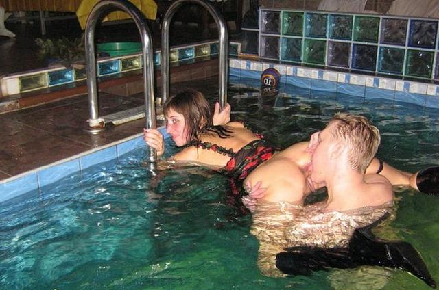 Распутная девка раздвигает ноги перед каждым 34 фотка