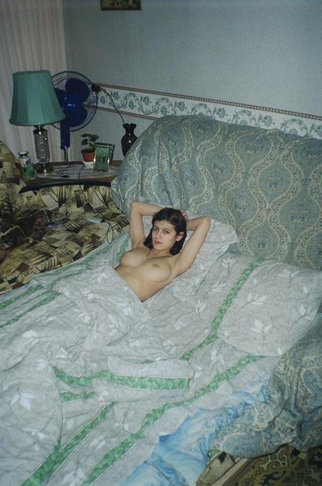 Голые девки соблазняют своими бритыми письками и расставленными ножками 27 фотка