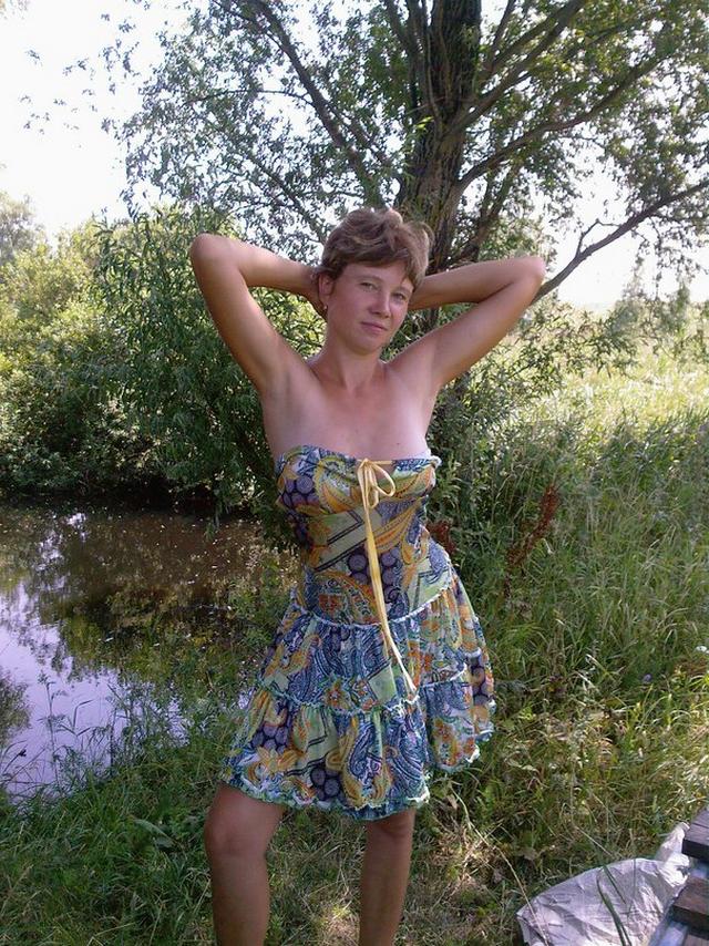 Зрелая мама дома шаловливо раздевается перед молодым любовником 1 фотка