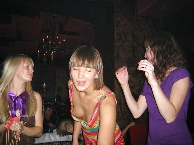 Прекрасные распутницы на пляже откровенничают 5 фотка