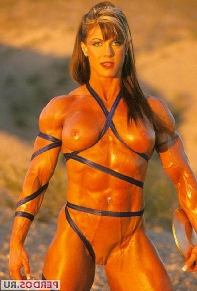 Супер подкачанные мамочки напрягают голые сиськи и письки 10 фотка