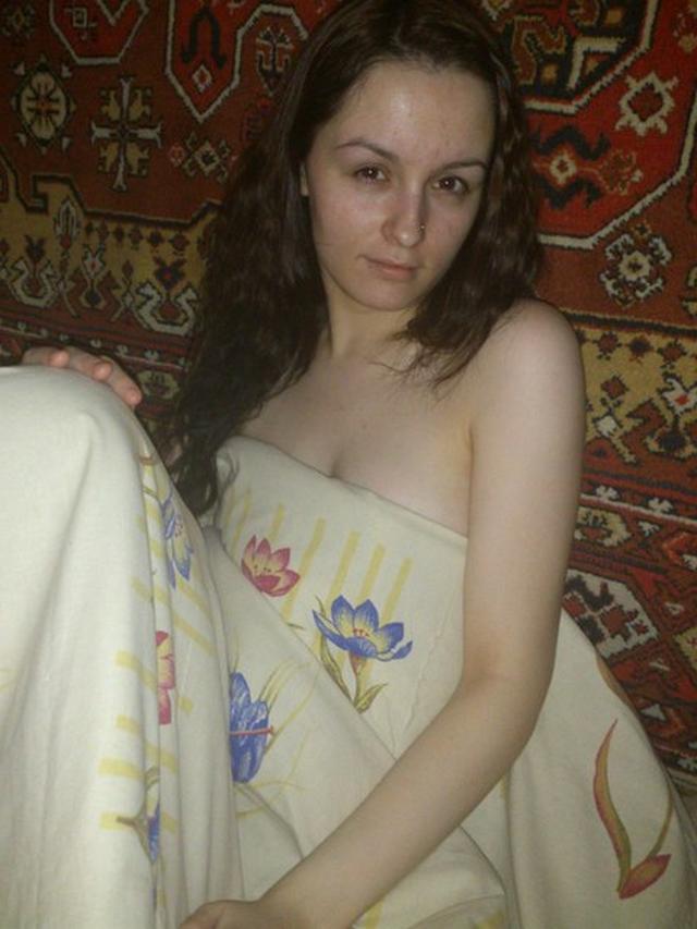 Симпатичная развратница эротично раздевается дома 4 фотка