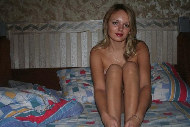 Домашние молодые сучки позируют в чулках и делают минет 2 фотка