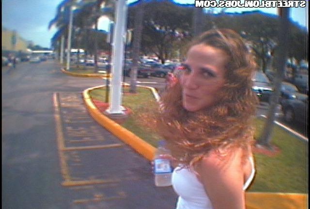 Дала потрогать писю и отсосала за деньги во дворе 4 фотка