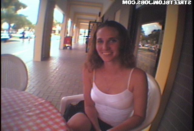 Дала потрогать писю и отсосала за деньги во дворе 2 фотка