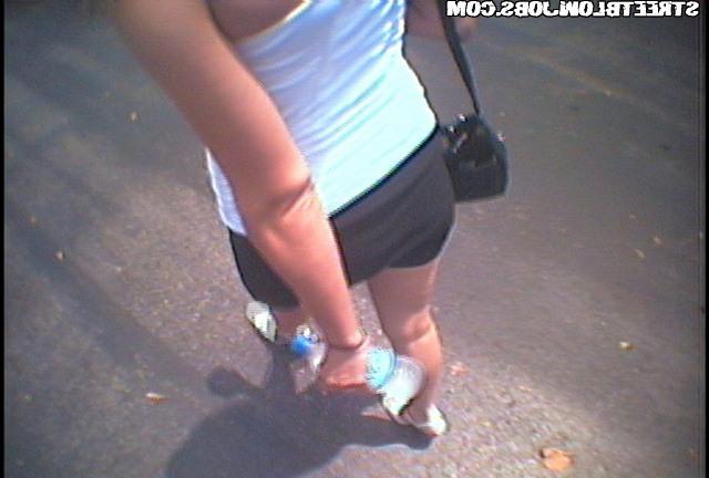 Дала потрогать писю и отсосала за деньги во дворе 5 фотка