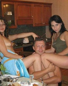 Молоденькие домохозяйки любят групповые секс-эксперименты и сперму