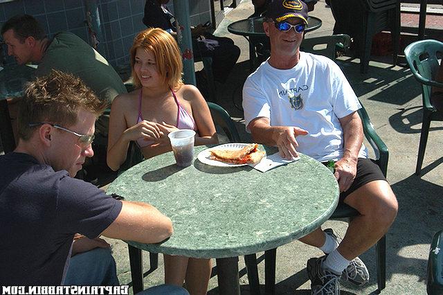 Рыжая девушка Роза любит сосать и давать незнакомцам на улице 3 фотка