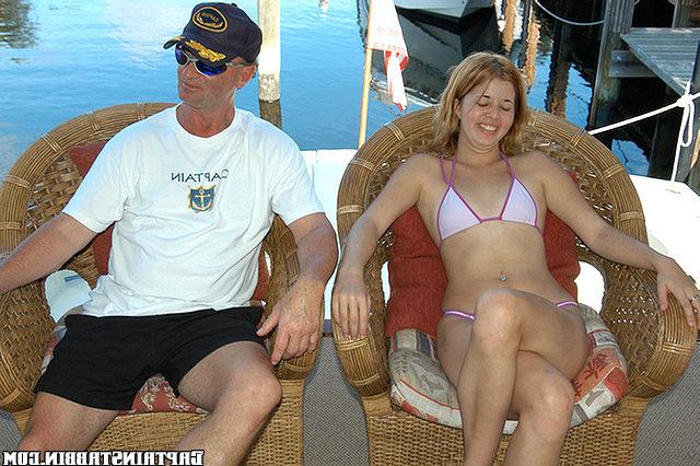 Рыжая девушка Роза любит сосать и давать незнакомцам на улице 5 фотка