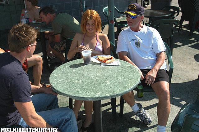 Рыжая девушка Роза любит сосать и давать незнакомцам на улице 2 фотка