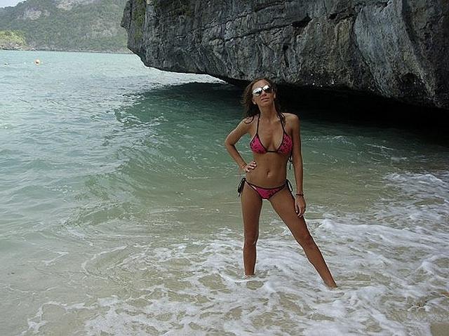 Красотки на пляже могут ходить в трусиках и без 7 фотка