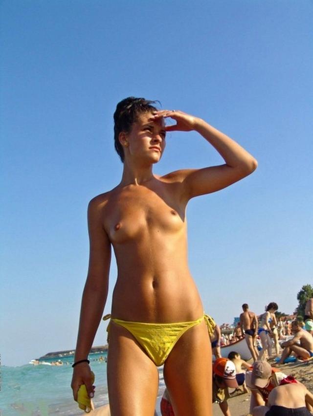 Красотки на пляже могут ходить в трусиках и без 4 фотка