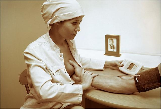 Взрослые медсёстры дома и на работе одинаково любят интим 1 фотка