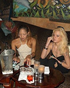 Рыжую потаскушку удовлетворил незнакомец публично в кафе