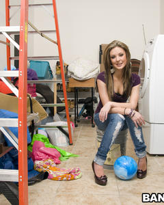 Худая студентка разделась и показала бритую киску в прачечной